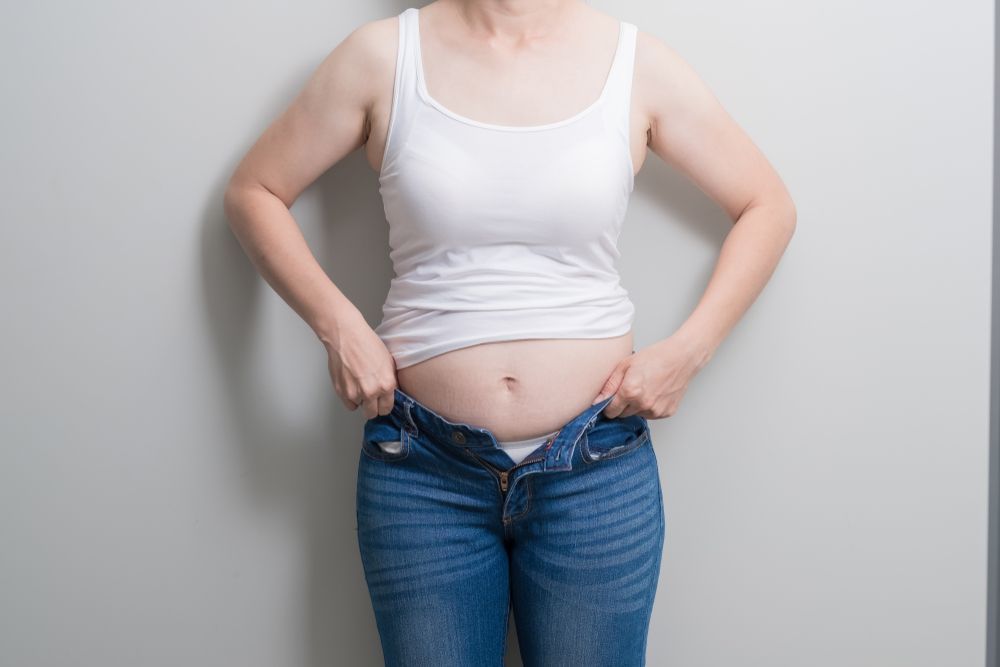 foto de mujer mostrando un abdomen amplio