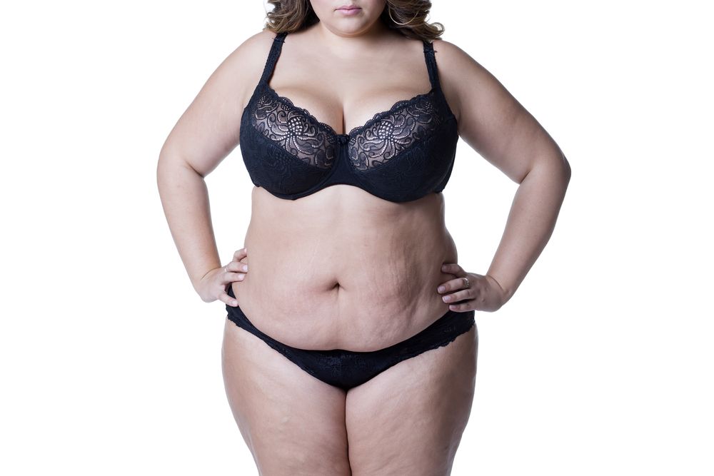 cuerpo femenino con sobrepeso vistiendo ropa interior