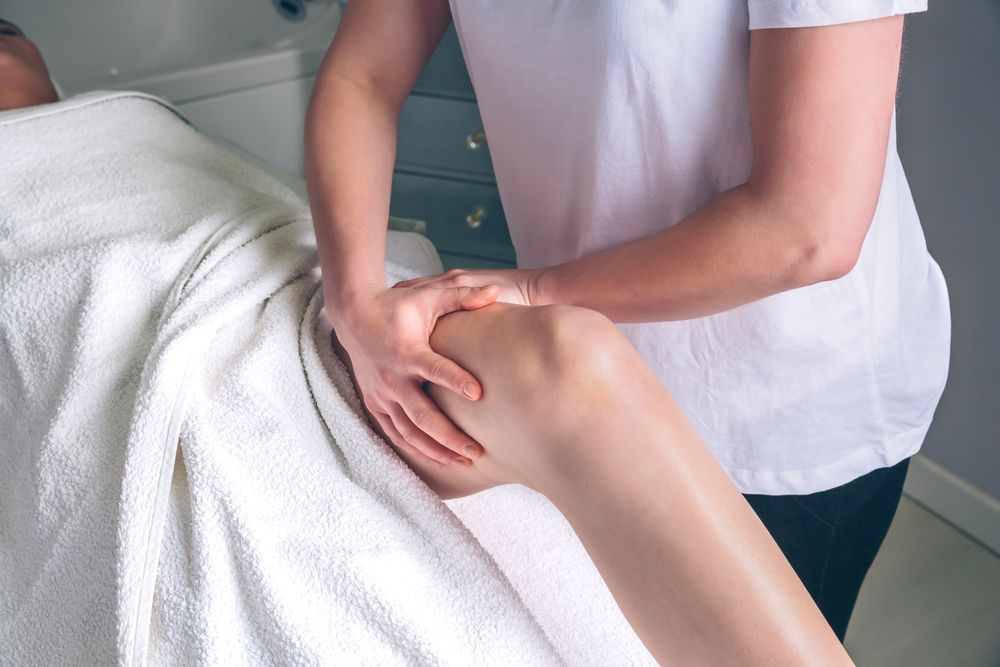 Persona recibiendo un masaje en la pierna