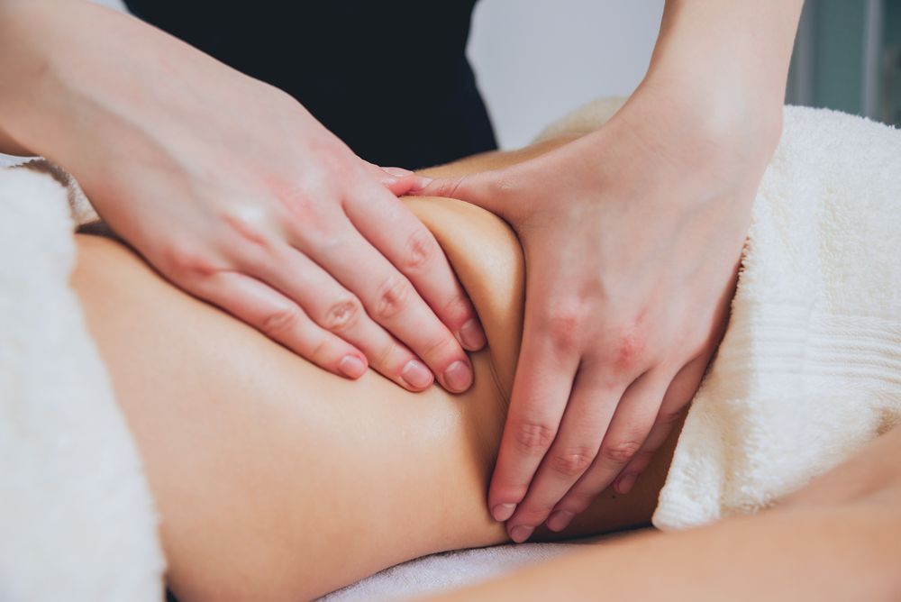 Persona recibiendo un masaje en su abdomen