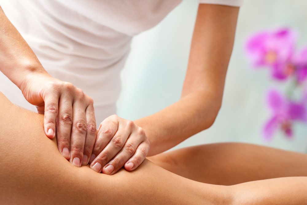 Mujer hace un masaje en las piernas para la fibrosis