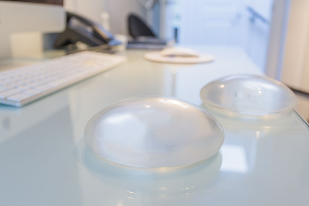 implantes mamarios sobre una mesa de oficina
