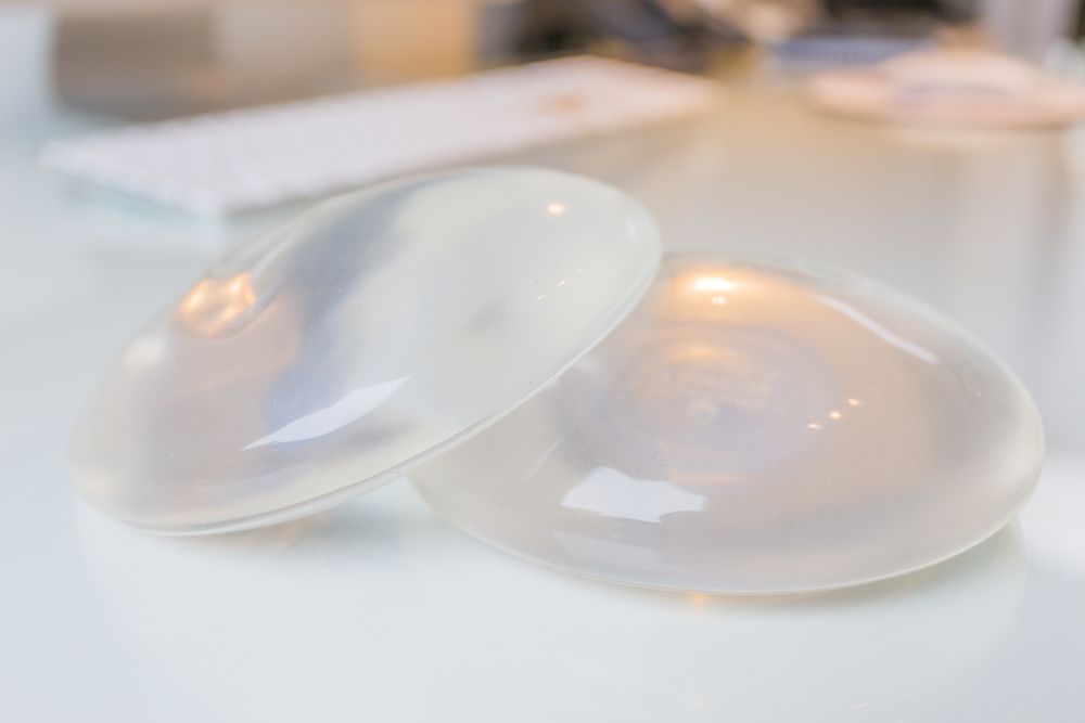 foto de dos implantes de mama sobre una mesa