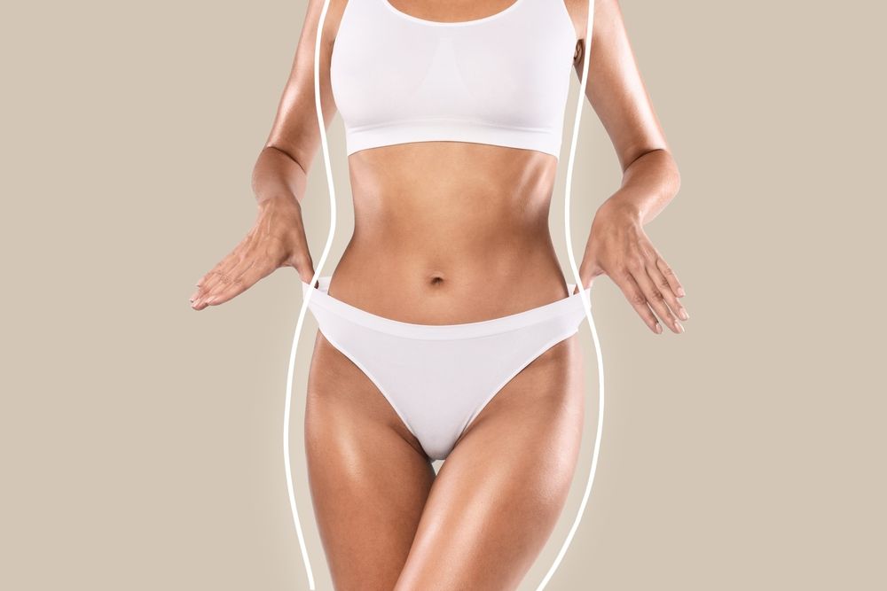mujer posando su cuerpo tonificado con ropa interior blanca
