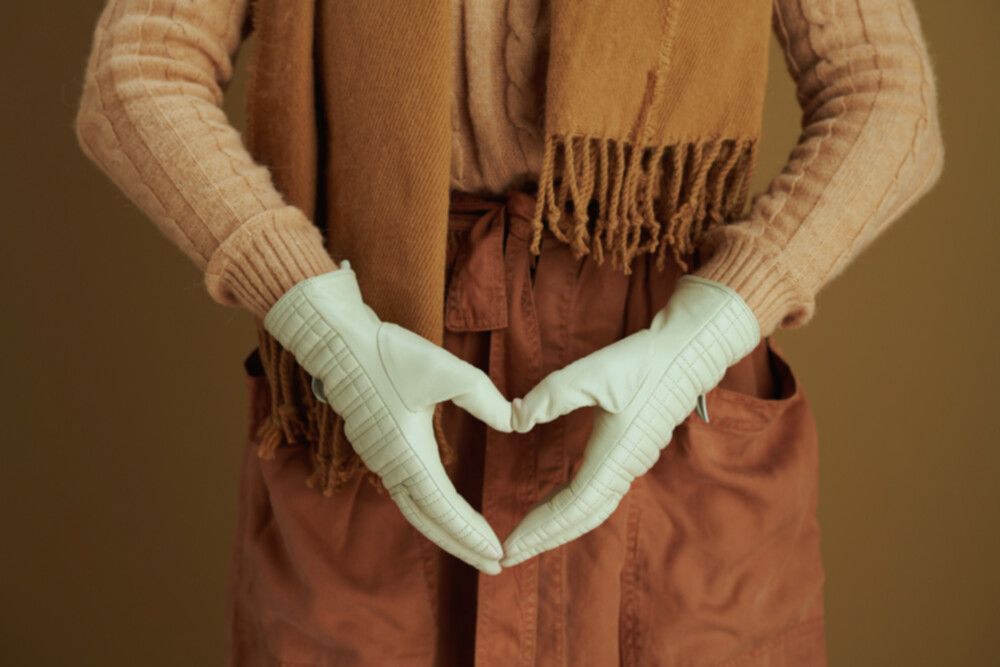 Mujer haciendo un corazón con sus manos