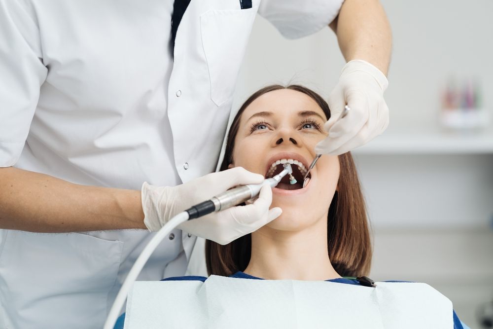 Chica en silla de dentista durante un procedimiento