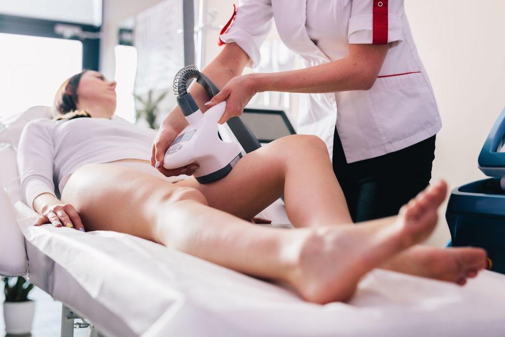 Mujer recibe tratamiento estético en su pierna