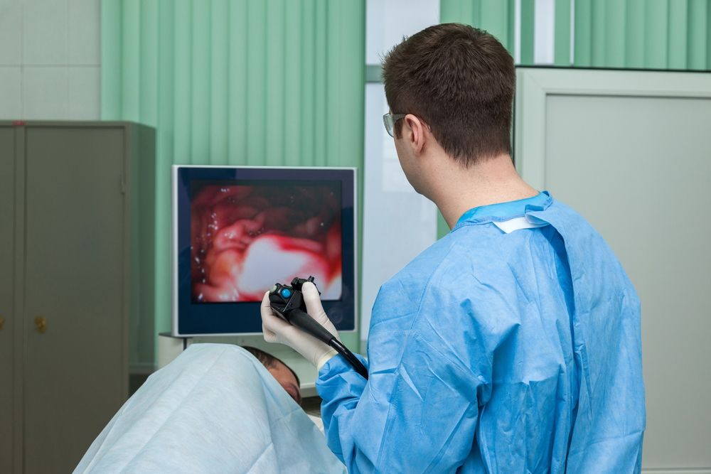 Doctor revisa intestinos del pacientes a través de una endoscopia