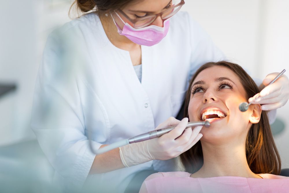 Al hacer un tratamiento dental, consulta a un odontólogo especializado