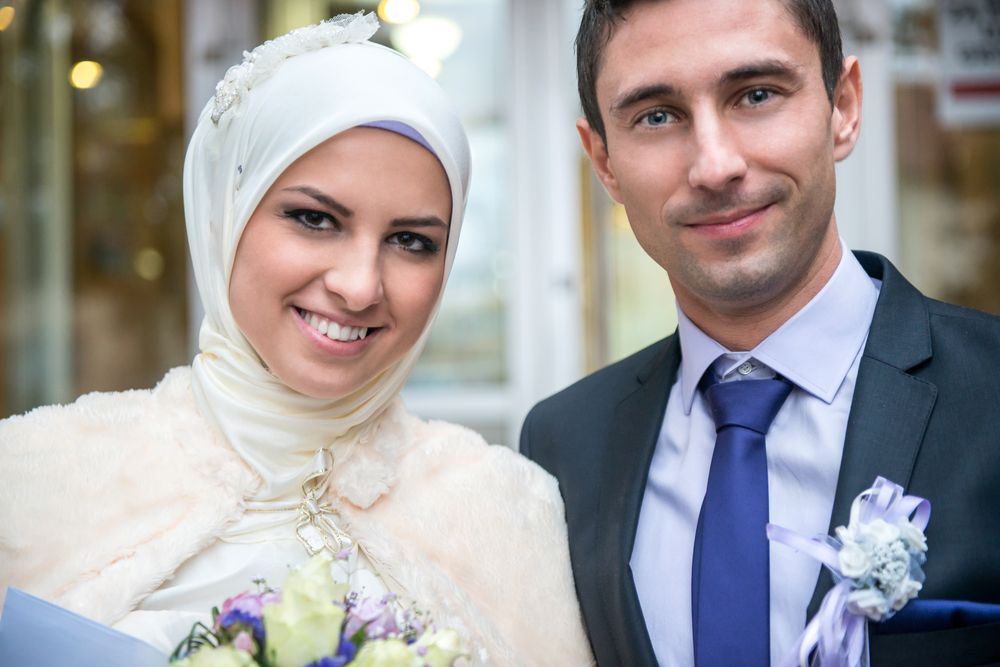 Pareja de recien casados de religión musulmana