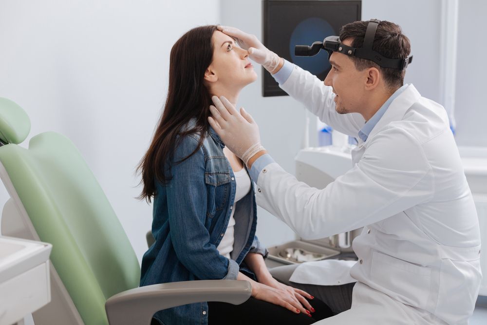 doctor revisando la nariz de una paciente