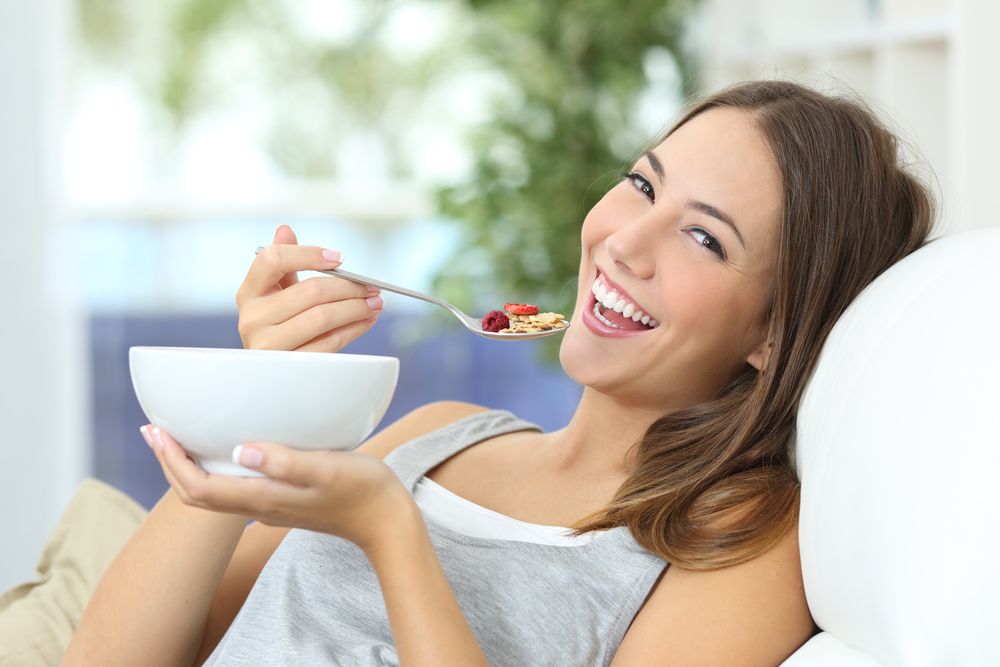 mujer comiendo un plato con cereal