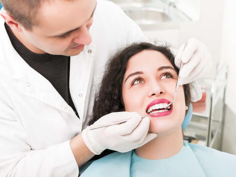 Mujer recibiendo una examinación dental