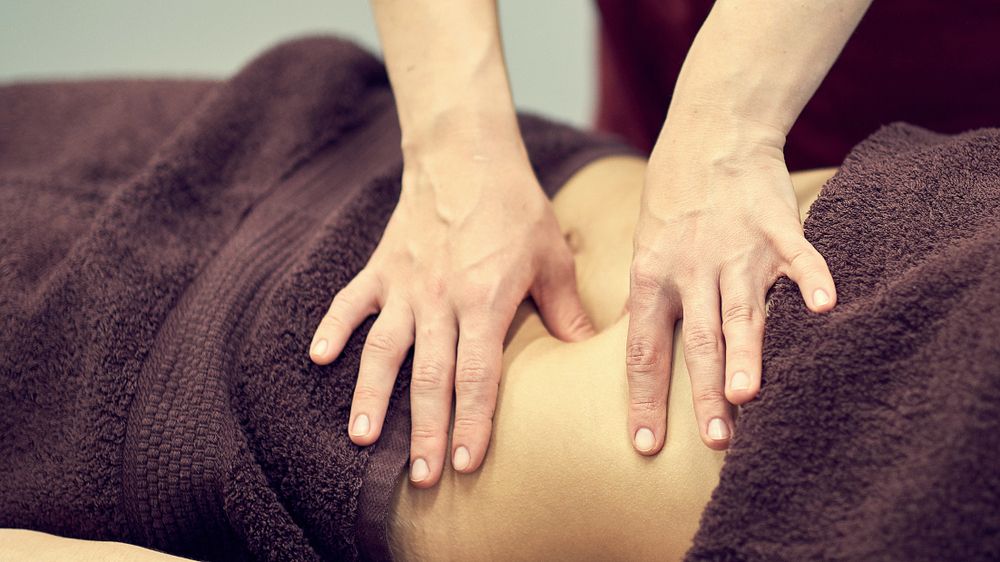 Mujer recibiendo una sesión de masaje