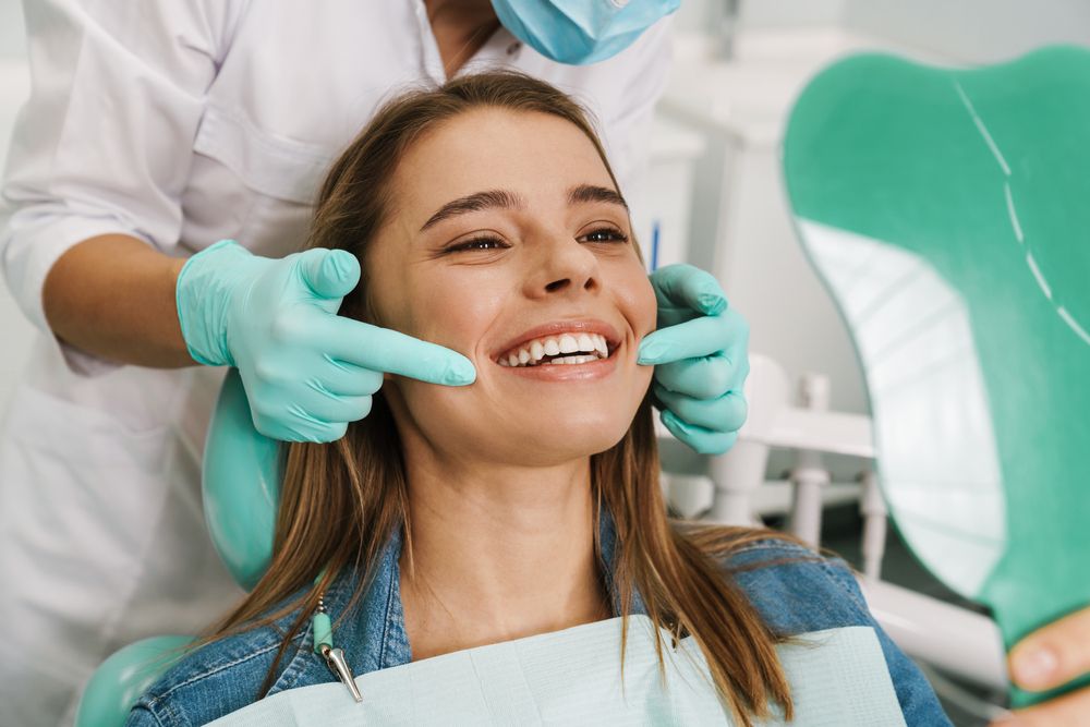 dentista haciendo una consulta
