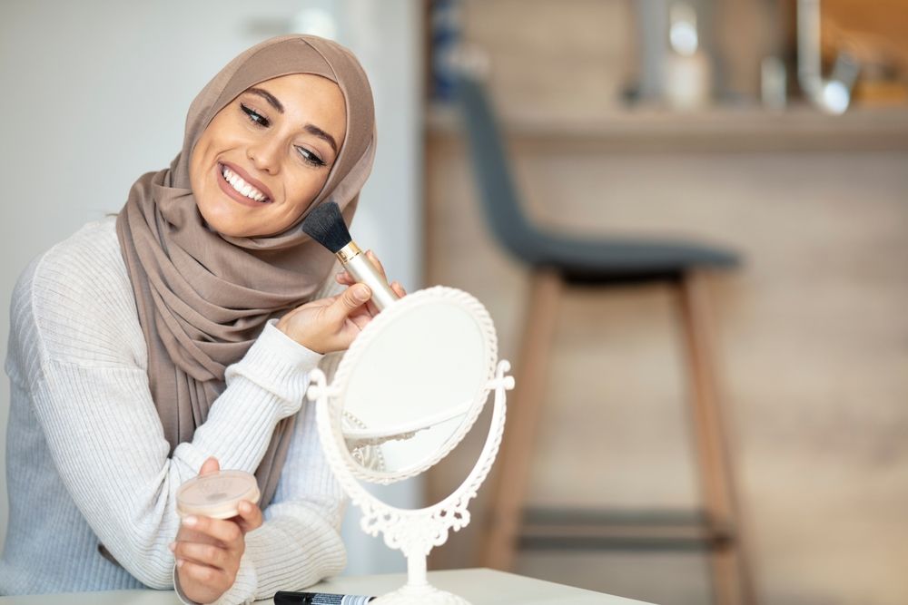 Mujer musulmana maquillandose