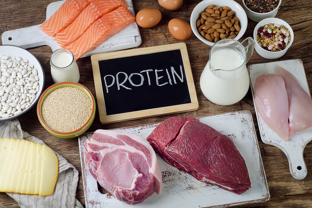 Varios alimentos crudos con proteína