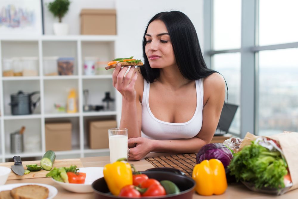 mujer comiendo vegetales