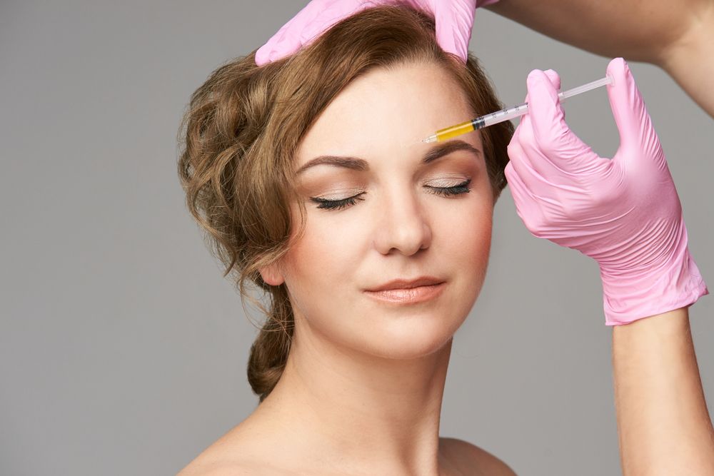 Mujer recibe inyección de plasma gel en rostro