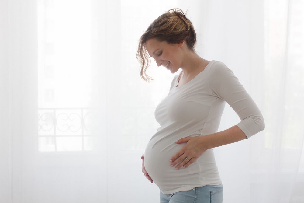 Mujer embarazada tocando su vientre