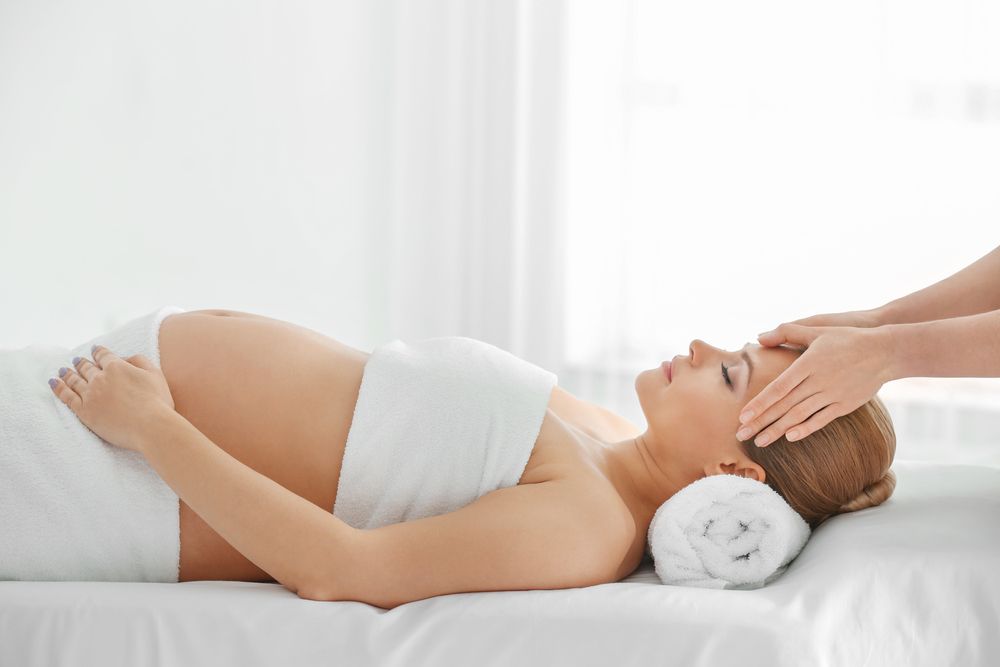 Mujer embarazada recibe masaje