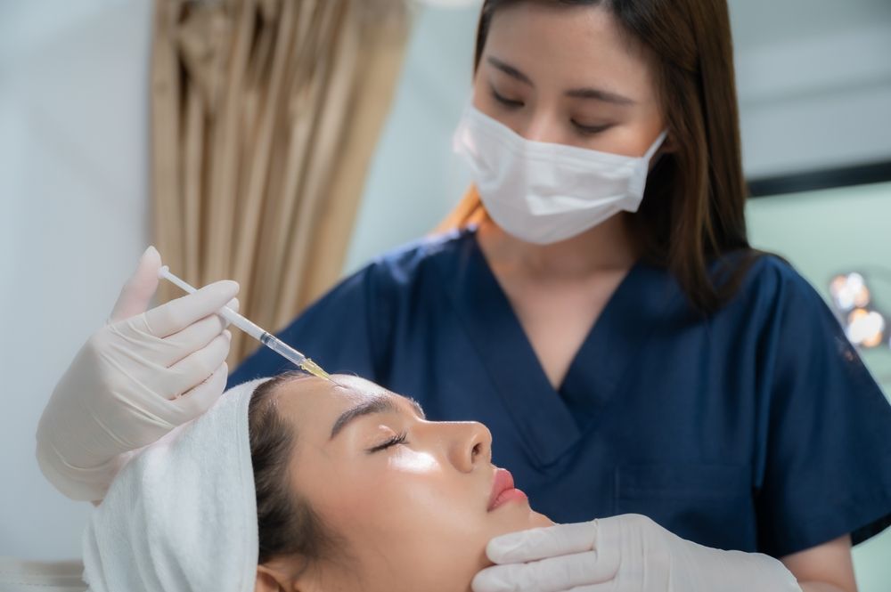 Mujer recibe una sesión de mesoterapia facial