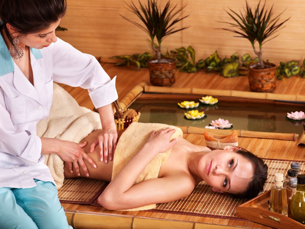 mujer recibiendo masajes en el abdomen