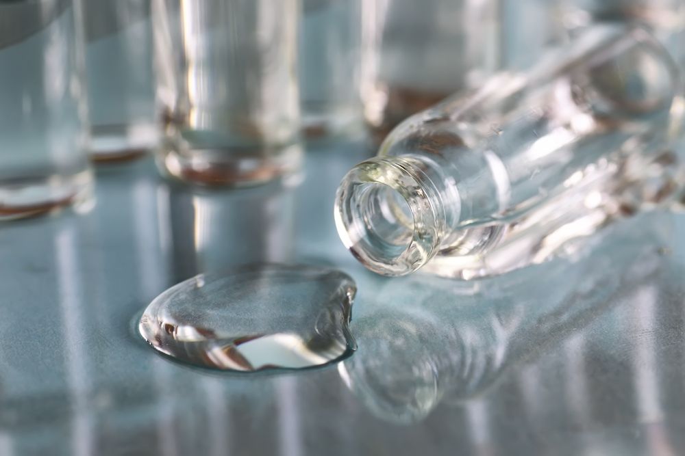 botella de vidrio con líquido derramado
