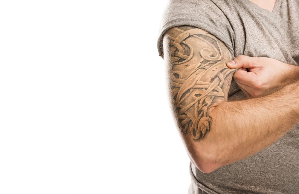 hombre con tatuaje en su brazo