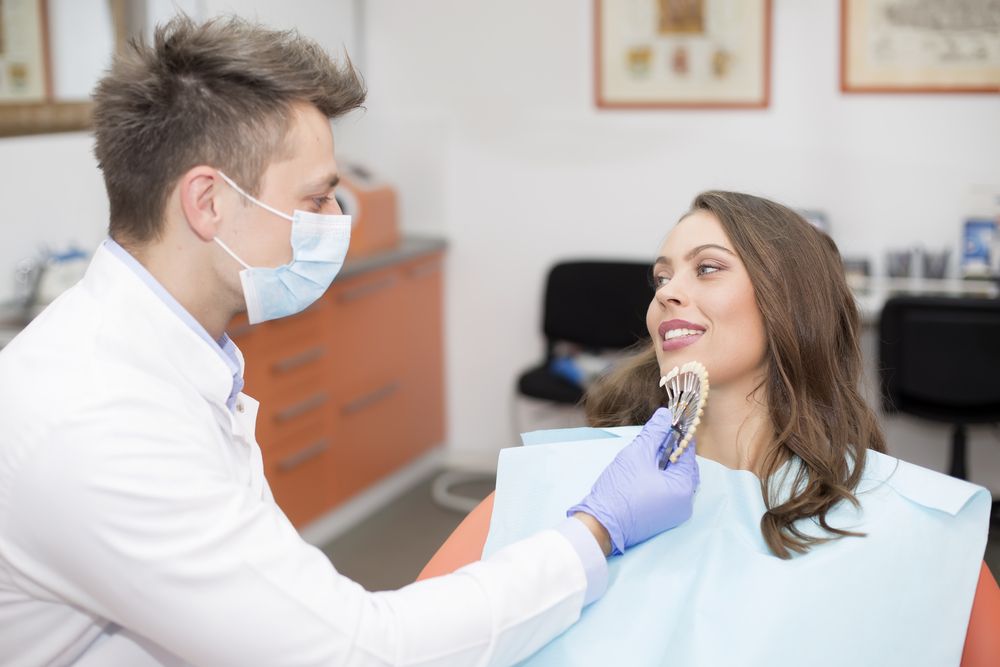 dentista atendiendo una paciente