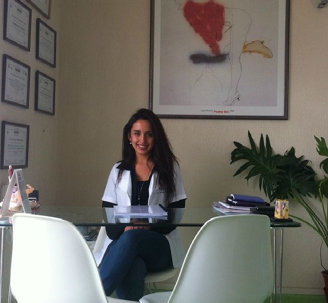 Foto de la Dra. Orellana en su consultorio