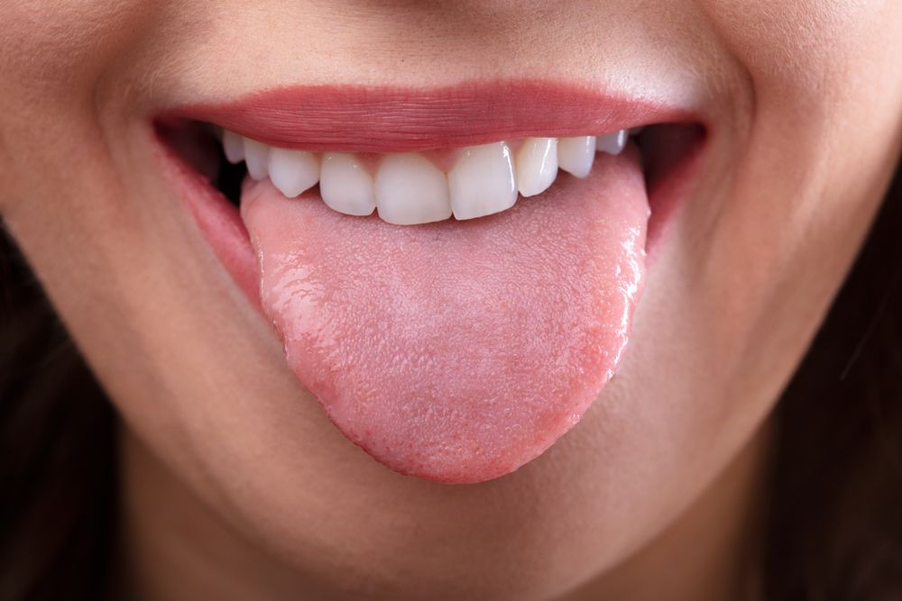 mujer mostrando su lengua