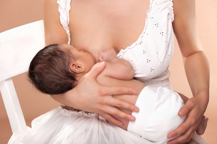 mujer amamantando a un bebé