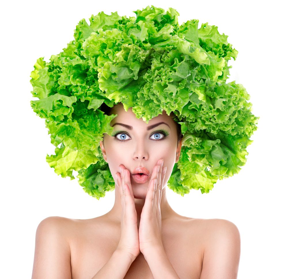 Mujer simula una cabellera con hojas de lechuga