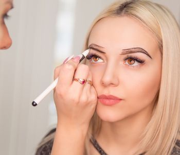 ¿Cuáles son los efectos al eliminar el microblading con láser?