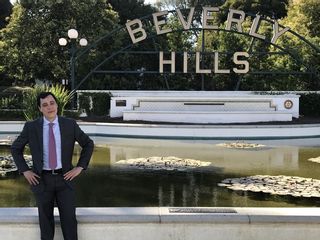 Dr Cristóbal Longton especializándose en Beverly Hills