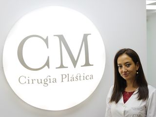Entrada a la clínica y Doctora Carla Mora Pulido, Cirujano Plástico.