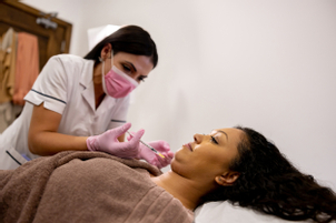 Médica aplica una inyección en la papada de una paciente