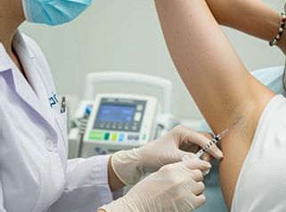 “¿Te sudan las axilas o las manos Eso tiene nombre hiperhidrosis - Dr Aref Ayaach Rodriguez